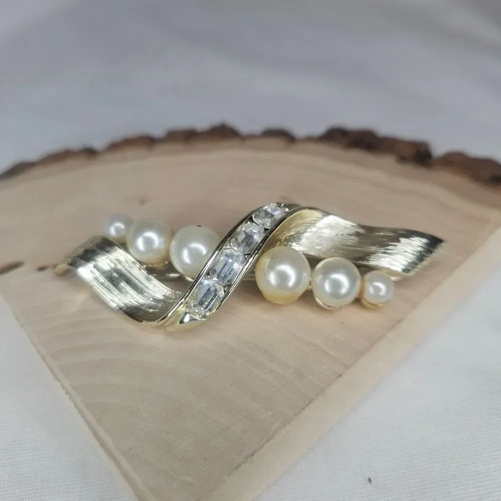 Lisner Vintage Faux Pearl and Rhinestone Gold Wave Brooch 1970s GUC 3